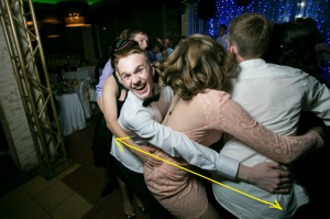 Так то даже в оригинале у парниши с руками чет не то о_О