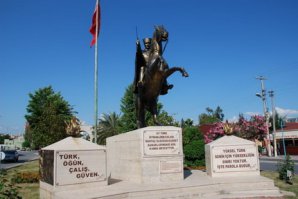 Много интересного. Но что касается :"А стоящий на Исаакиевской площади, памятник Николаю I работы П.Клодта является единственным в мире конным монументом, имеющим всего 2 точки опоры" — то тут автор не прав. Вот на вскидку фотографии.
На первой  памятник Эндрю Джексону (США)
Вторая - Вена , Австрия. 
Третья - Памятник на площади Сан-Мартина в Буэнос Айресе. Четвертая - Памятник Ататюрку. 
Где установлен пятый не знаю.
Возможно есть еще - лень рыть дальше.
Так что, дорогой автор, памятник НиколаюI конечно уникальный, но не единственный в мире если говорить о двух точках опоры.