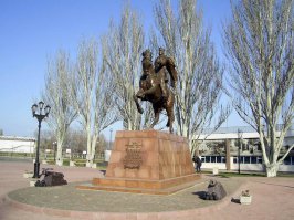 Много интересного. Но что касается :"А стоящий на Исаакиевской площади, памятник Николаю I работы П.Клодта является единственным в мире конным монументом, имеющим всего 2 точки опоры" — то тут автор не прав. Вот на вскидку фотографии.
На первой  памятник Эндрю Джексону (США)
Вторая - Вена , Австрия. 
Третья - Памятник на площади Сан-Мартина в Буэнос Айресе. Четвертая - Памятник Ататюрку. 
Где установлен пятый не знаю.
Возможно есть еще - лень рыть дальше.
Так что, дорогой автор, памятник НиколаюI конечно уникальный, но не единственный в мире если говорить о двух точках опоры.