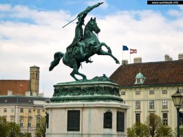 Много интересного. Но что касается :"А стоящий на Исаакиевской площади, памятник Николаю I работы П.Клодта является единственным в мире конным монументом, имеющим всего 2 точки опоры" — то тут автор не прав. Вот на вскидку фотографии.
На первой  памятник Эндрю Джексону (США)
Вторая - Вена , Австрия. 
Третья - Памятник на площади Сан-Мартина в Буэнос Айресе. Четвертая - Памятник Ататюрку. 
Где установлен пятый не знаю.
Возможно есть еще - лень рыть дальше.
Так что, дорогой автор, памятник НиколаюI конечно уникальный, но не единственный в мире если говорить о двух точках опоры.