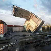 Это здание явно не дает ему покоя.