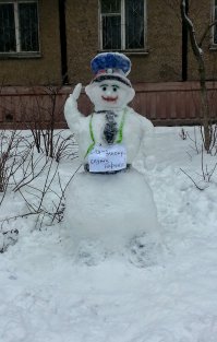 В своем районе месяц назад видела вот этого чудесного снеговика! Кто-то, по всей видимости, был зол на гаишников:-)