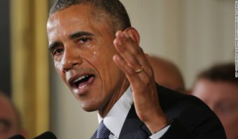 Обама, вытирая слезы, призвал ограничить продажу оружия в США.

Президент США Барак Обама выступил во вторник с предложением к Конгрессу ужесточить контроль над оборотом огнестрельного оружия в стране. Он произносил речь, вытирая навернувшиеся слезы, когда вспоминал детей, ставших жертвами массового расстрела в начальной школе «Сэнди-Хук», где 20-летний Адам Питер Лэнза застрелил 20 учеников. Обама предупредил, что может ввести более строгие правила продажи оружия и без Конгресса и не нарушая Конституцию.
     Еще до начала выступления Барака Обамы, в его Администрации говорили, что президент США намерен поставить вопрос о введении жестких правил продажи оружия, так как ежегодно в стране в результате стрельбы погибают более 30 тыс человек.