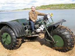 Российский энтузиаст из Кирова создал необычное транспортное средство буквально из того, что было у него в гараже. 
Молодей! Только таких умельцев по всей стране очень много. Вот, например: