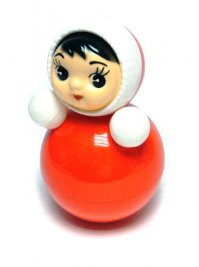 А КАКАЯ ИГРУШКА БЫЛА ДО ВЯЗКИ? Может наша неваляшка??? )))  "...Тиффани Келли увидела схему вязания нового персонажа из седьмого эпизода фантастической киносаги "Звездные войны", то сразу решила связать для 6-летней дочери дроида BB-8. Чтобы слегка увеличить размер игрушки..."