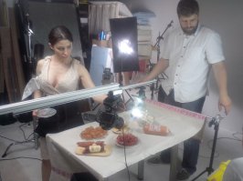 А это герои съёмки. Серёжа и Юля. Юля - фуд стилист, Серёжа - оператор.