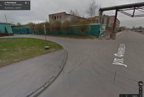 Интересный случай,

Вроде как водитель выезжая должен был пропустить, но я не поленился зайти на карты и посмотреть на дорогу, не увидел признаков съезда/выезда , асфальт к асфальту, знаков нет. Это означает равнозначный перекресток, следовательно подстава для рега ведь удивить помеху справа было не возможно. Если это всё же перекресток его вина, хоть и не заслуженно.