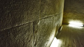 Зато видим, что блоки обработаны вручную каменным инструментом. Следов лазера и идеальности - нет