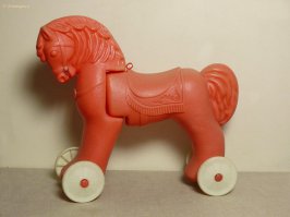 а у меня была такая машина, а еще был адский конь на колесиках с поворачивающейся головой, частенько при поворотах мошонку зажимало, так больно!