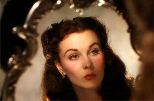 Очень красивая, челюсть отвисает даже.
Напомнила Вивьен Ли.