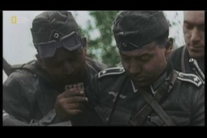 А вот не коллаж, а кадр из документалки: Русские солдаты братаются с немецкими (39 год, если не ошибаюсь, не спрашивайте, а почему цветная... Немцы уже тогда на цветную пленку снимали. Или раскрашеная. Или постановка)