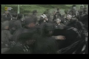 А вот не коллаж, а кадр из документалки: Русские солдаты братаются с немецкими (39 год, если не ошибаюсь, не спрашивайте, а почему цветная... Немцы уже тогда на цветную пленку снимали. Или раскрашеная. Или постановка)