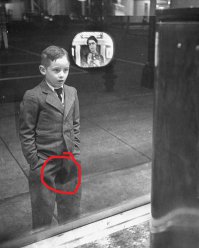 Мальчик впервые в жизни увидел телевизор в витрине магазина...
... и обоссался от восторга?