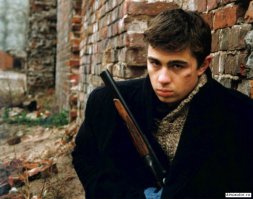 А мода на свитер крупной вязки и короткие пальто со стоячи воротом тоже вернётся?:)