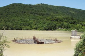 Правильно, и такие технические сливы -  на каждом водохранилище, даже на маленьких. В чем загадка? 
см. горловина на Неберджаевском вдхр. с защитой от мусора и веток