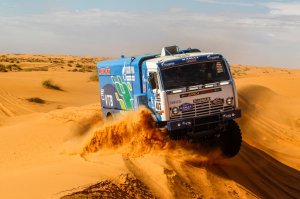 Ну не сложились отношения у ихнего генерала с командой - что поделать. А ведь "КАМАЗ-Мастер" первую победу одержал на ралли в Африке. Вот из кого календарь надо делать...