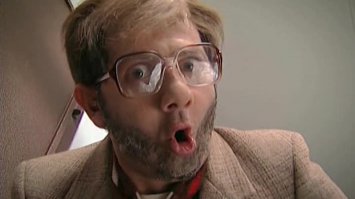 Мигрант справляет нужду в метро Берлина