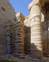 Мозг только не сломайте, ибо египтяне так долго строили, что много чего не завершили, и именно по таким артефактам можно делать примерные выводы о технологиях строительства, и бетонная версия туда никаким боков не входит.

Слева незавершенная колонна, справа - реставрированная, да, бетоном и железными стяжками, чтобы на голову туристов не свалилось чего тяжелого, и сделано это весьма недавно.