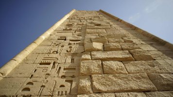 Пилон в Мединет Абу, тоже не завершен и это прекрасно видно, что никак не вписывается в бетонную версию.