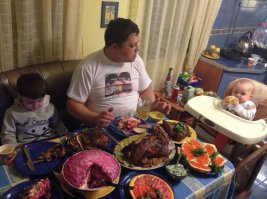 Что адского в этой фотографии? Хороший стол, прилично сидят