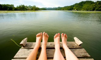 Только меня смущает, что у девки размер ноги почти такой же как у парня?