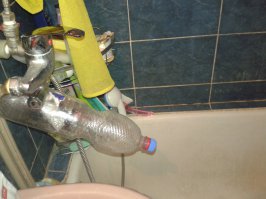 У меня тут тоже, гусак  в ванной отвалился напрочь,  пришлось  срочно  гусак  заколхозить. Пока  нормальный смеситель  куплю