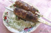 Гиждуванский шашлык - казалось бы, шашлык из молотого мяса, ну что может быть необычного? Но, как только вы положите в рот первый кусочек, понимаете, что необычное здcеь все. Упругий ломтик в аппетитной коричневой пленочке взрывается на языке неповторимым вкусом топленой думбы и какого-то фантастического букета специй. Он тает во рту, оставляя невероятное послевкусие, заставляя даже искушенных гурманов жмуриться от удовольствия.