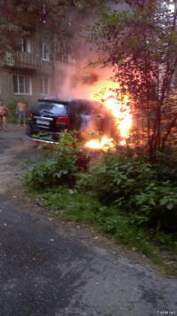 Тоже на газоне любил парковаться ,самовозгорание