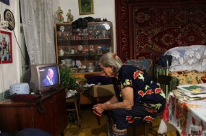 эта вот прямо как из детства, где еще живы бали бабушки-прабабушки - тюлька на подушках, кровать с пацирной сеткой, клеенка на столе...