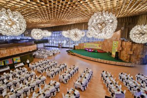 Ну тут, что-то по отдельности. Либо столики, либо потолок, или люстры.