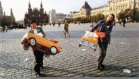 мужики еле несут

Зато бабуля налегке