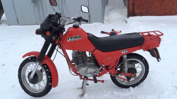 В моем детстве, когда "Сова" пришла на смену "Восходу 3М-01" она была мечтой многих. Напоминала Яву-"Банан", но была доступной.
Эх, сколько в детстве на ней накатался да с ней наковырялся...