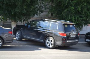 По разметке редко стоять получается. У кого то Ока - пол места занимает, кто то на Газели с будкой встанет. И все жмутся друг к другу, что б больше авто влезло - нахрен эту разметку. Один приехал, другой уехал.. Всё в норме. Вон и Нисссан спереди не по разметке стоит и пятнаха явно жопой на разметке, а между ними вполне по тачке влезет... А что "инвалидное место", так это ж чиновники обязали на всех парковках эти места рисовать, а востребованы ли они в каждом конкретном случае -никто не разбирается. Так почему место пустовать должно неделями? Ради такого может? (см.рис.)
 Вот чего про тётю не написал, которая коляску по грязи на заднем плане волочит? Где совесть у администрации района - востребованную тропку не заасфальтирует? Или, блин, где совесть у тёти - весь газон стоптала уже с коляской своей...?