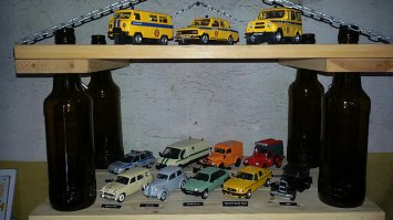 Я вот такую полочку из пивных бутылок в гараже забубенил ;)