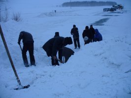 Тоже попадали в западню в северном Казахстане в феврале 2008.Мело будь здоров. Ни МЧС, ни тракторов. Метель, снег и мы,те кто застрял. Пришлось копать ВРУЧНУЮ лопатами туннель,чтоб проехать. Сначала люди как на дураков смотрели, а потом и сами помогали. Так мы грелись, махая лопатами, и с перекурами на чай в теплых машинах, прокладывали себе путь-дорогу. Копали часов с 4 дня и до 11 вечера. На фото часть того процесса и машины тех,кто попал в западню. Как говориться на службы помощи надейся, а сам не плошай.:) Всем удачных дорог без метелей и преград.