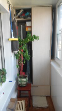 Сделал с 2-х сторон балкона, рисовал в автокаде, распил+торцевание на заказ, сверление, подгонка, установка - сам. В среднем по 3-4 вечера на каждую сторону ушло. Стол делал первым, там я перестраховался с шириной, поэтому купе уже лучше вписалось.