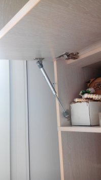 Сделал с 2-х сторон балкона, рисовал в автокаде, распил+торцевание на заказ, сверление, подгонка, установка - сам. В среднем по 3-4 вечера на каждую сторону ушло. Стол делал первым, там я перестраховался с шириной, поэтому купе уже лучше вписалось.