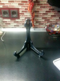 Для планшета использую старую подставку для декоративной тарелки.Удобно.