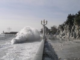 Да, в Ялте было подобное, алуштинскую набережную размолотило, женщину смыло, но на фото не Ялта. Где фонари? Где "Арго"? И деревья не такие, да и ширина набережной на фото узковата. Да и машины там никогда не ставили, разве что возле "Юбилейного".
