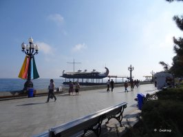 Да, в Ялте было подобное, алуштинскую набережную размолотило, женщину смыло, но на фото не Ялта. Где фонари? Где "Арго"? И деревья не такие, да и ширина набережной на фото узковата. Да и машины там никогда не ставили, разве что возле "Юбилейного".