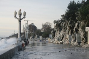 Да, в Ялте было подобное, алуштинскую набережную размолотило, женщину смыло, но на фото не Ялта. Где фонари? Где "Арго"? И деревья не такие, да и ширина набережной на фото узковата. Да и машины там никогда не ставили, разве что возле "Юбилейного".