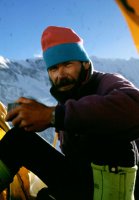 Автор раз написал про Скотта Фишера, тогда надо было писать и про Роба Холла. Погиб в тот же день, останки до сих пор на Эвересте