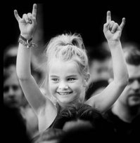 Талантливая 5-летняя барабанщица играет хард-рок