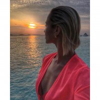 Бузова где-то титьку на Мальдивах потеряла?!