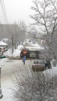 приехала машина с песком на помощь и тоже присоединилась к компании.
Дорога заблокирована.
