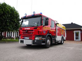 Машинки у них классные!
Как-то доводилось бывать в Швеции в учебном центре Сёдра-Ялвсборг. Правда, они показывали установку пожаротушения CCS COBRA, которая предназначена для борьбы с огнем в закрытых помещениях. Принцип понятен: открыть дверь - доступ воздуха - "Обратная тяга" (Голливуд). Здесь струя воды со стальной дробью с давлением 300 атмосфер сначала делает "прокол" диаметром порядка 8-10 мм, а потом туда идет под давлением водяной туман, который и охлаждает и гасит. Инструмент с легкостью режет стекло (включая бронированное), неармированный бетон, любые кровельные материалы и даже нелегированную сталь толщиной до 10 мм (время 2-3 секунды). Со слов инструктора учебного центра: расход воды – около 50 литров в минуту. Нам в учебном центре устроили учебный пожар в 20-футовом контейнере (стандартное решение для Cherkizon & Family) - причем горела бочка с соляркой. Температура внутри доходила до 560 градусов. Прокол, 30 секунд, внутри - 75, открытое пламя сбито. Воды ушло 3 ведра. Воды, воды, Карл! Они водой гасили горящую солярку! Правда, в закрытом помещении... Но если бы дверь открыть... Братья-белорусы вроде скопировали "Кобру", только сопла им приходится в Швеции закупать - нет у нас такой стали.
Ну и на машинке проехался. Правда, на дорогах общего пользования не дали: нужны особые права. Дело в том, что у грузовиков ограничение скорости 85 км/ч, у это машинки - ограничителя нет. По автобану с инструктором "прострельнули" под 150... Но самое интересное: у нее насчитал 7 выключателей для сирен, мигалок, крякалок. На закрытой территории учебного центра, ясен пень, отвел душу...