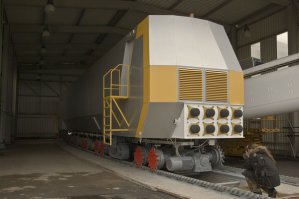 Судя по формам используется стэлс-технология. В случае войны встаёт на обычные рельсы и превращается в бронепоезд-невидимку.