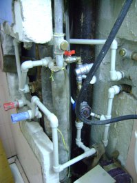 Это тоже "югославский" дом в Ялте (один такой) 9-ти этажка. Отопление нормально, а вот сантехника в стенах (на фото установка счётчика) и "пробки" (под "огромный" цоколь, вся беда с этими "пробками", то что они на лестничной клетке и их постоянно 3,14здили).