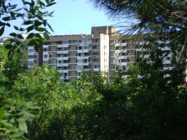 Это тоже "югославский" дом в Ялте (один такой) 9-ти этажка. Отопление нормально, а вот сантехника в стенах (на фото установка счётчика) и "пробки" (под "огромный" цоколь, вся беда с этими "пробками", то что они на лестничной клетке и их постоянно 3,14здили).