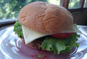 Очень любим домашние бургеры, даже прикупила специальный пресс для формирования тонких, ровных котлет, что бы не слишком сминать фарш. Котлеты получаются очень сочные, приятной грубоватой консистенции.